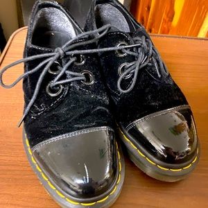 Doc marten velvet shoes with shiny toe
